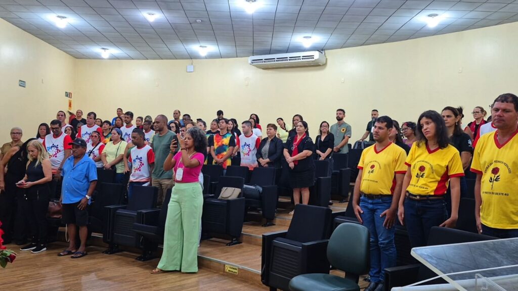 Plublico presente no forum