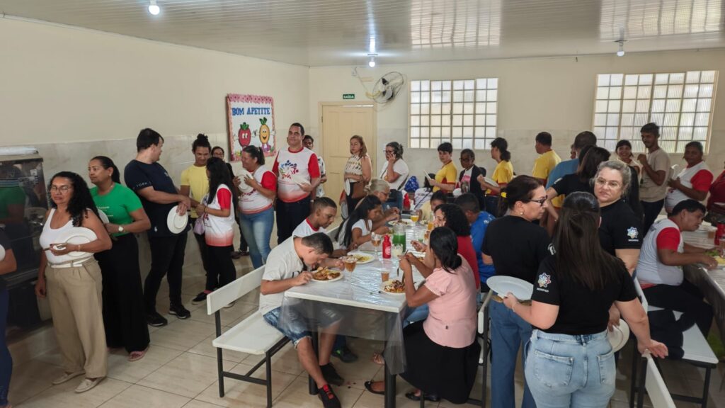 Público do forum no almoço